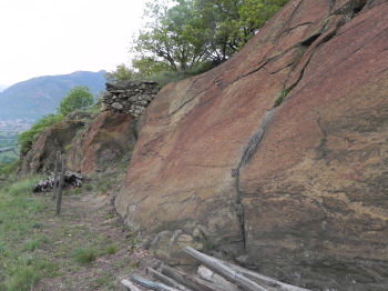 Rocce Serpentiniti salendo al Belvedere Alto (42143 bytes)